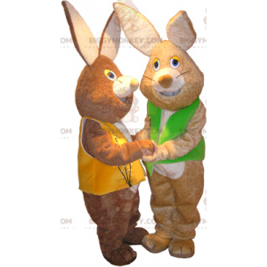 2 maskotar BIGGYMONKEY™s mjuka bruna kaniner som bär västar -