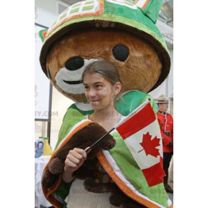 Brun björn BIGGYMONKEY™ maskotdräkt med grön cape och hjälm -
