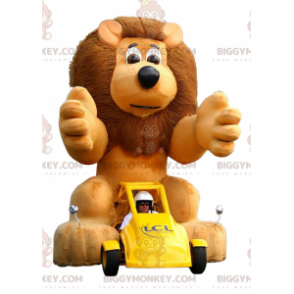 BIGGYMONKEY™ maskotdräkt av gul bil med ett brunt lejon.