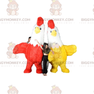 2 BIGGYMONKEY™s kycklingmaskotar, tvåfärgade uppblåsbara tuppar
