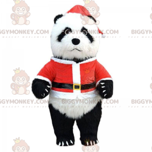 Puhallettava panda-asu, joka on pukeutunut joulupukkiksi