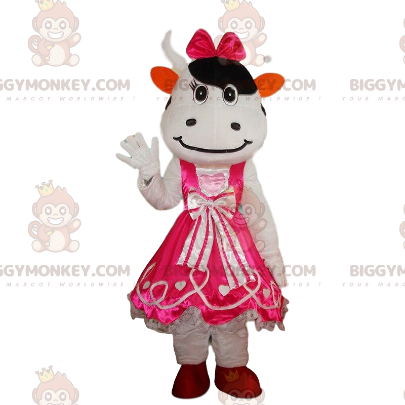 Disfarce de vaca branca e preta vestida com um vestido rosa –