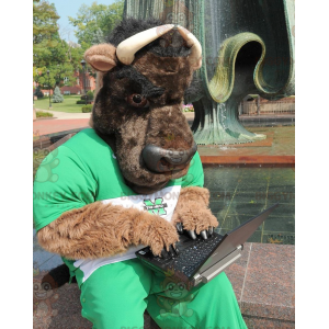 BIGGYMONKEY™ Brun och svart buffeltjurmaskotdräkt i grön outfit