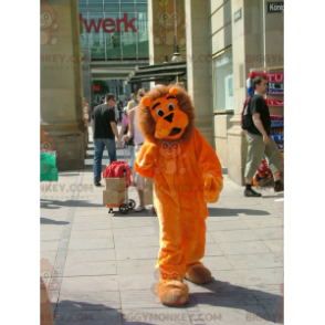 Schattige en volledig harige oranje en bruine leeuw