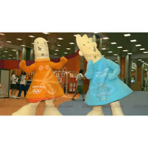 2 mascotes de menina e menino do BIGGYMONKEY™ em trajes laranja