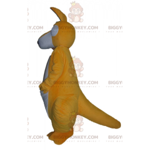 Velmi zdařilý kostým maskota obřího oranžovo-bílého klokana