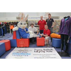 BIGGYMONKEY™ mascottekostuum wit konijn in supportersoutfit -