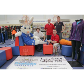 BIGGYMONKEY™ maskottiasu White Rabbit in Supporter Outfit -