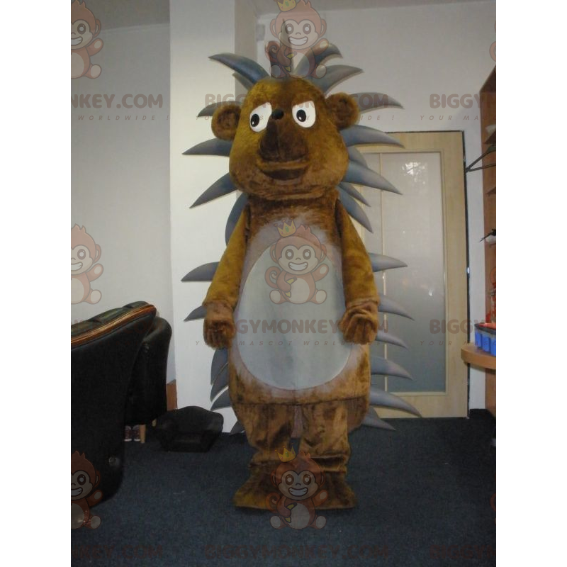 Roztomilý a vtipný kostým maskota hnědého a šedého ježka