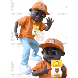 Afroamerikansk pojke BIGGYMONKEY™ maskotdräkt klädd i orange