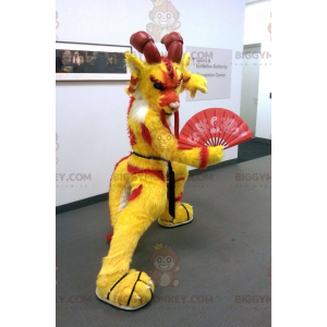 Czerwony i żółty kostium maskotki kozy chińskiego smoka