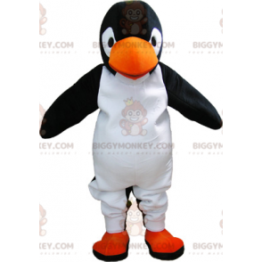 Erittäin realistinen jättiläinen mustavalkoinen pingviini
